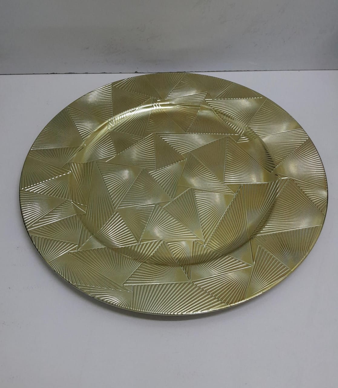 Classy Round Decor Charger Plates  Elegant Table Setting, 33cm Diameter, Perfect for Weddings and Events