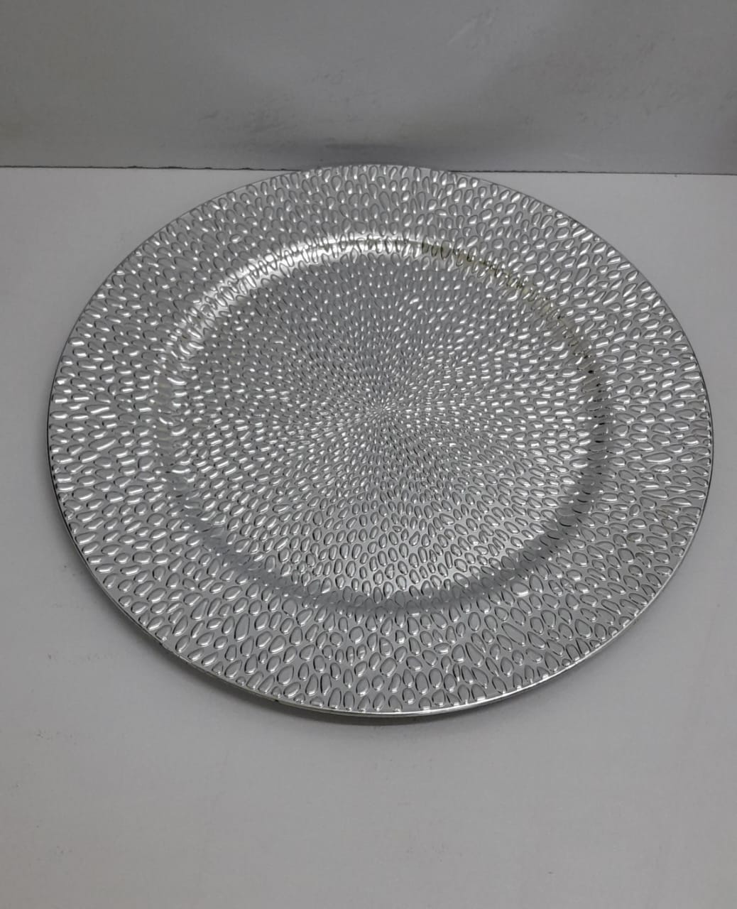 Classy Round Decor Charger Plates  Elegant Table Setting, 33cm Diameter, Perfect for Weddings and Events