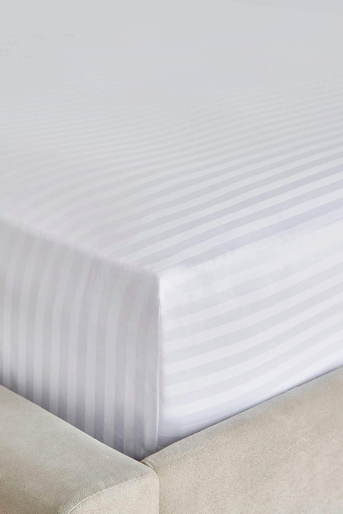 White Striped Fitted bedsheets, Size- 6 by 7