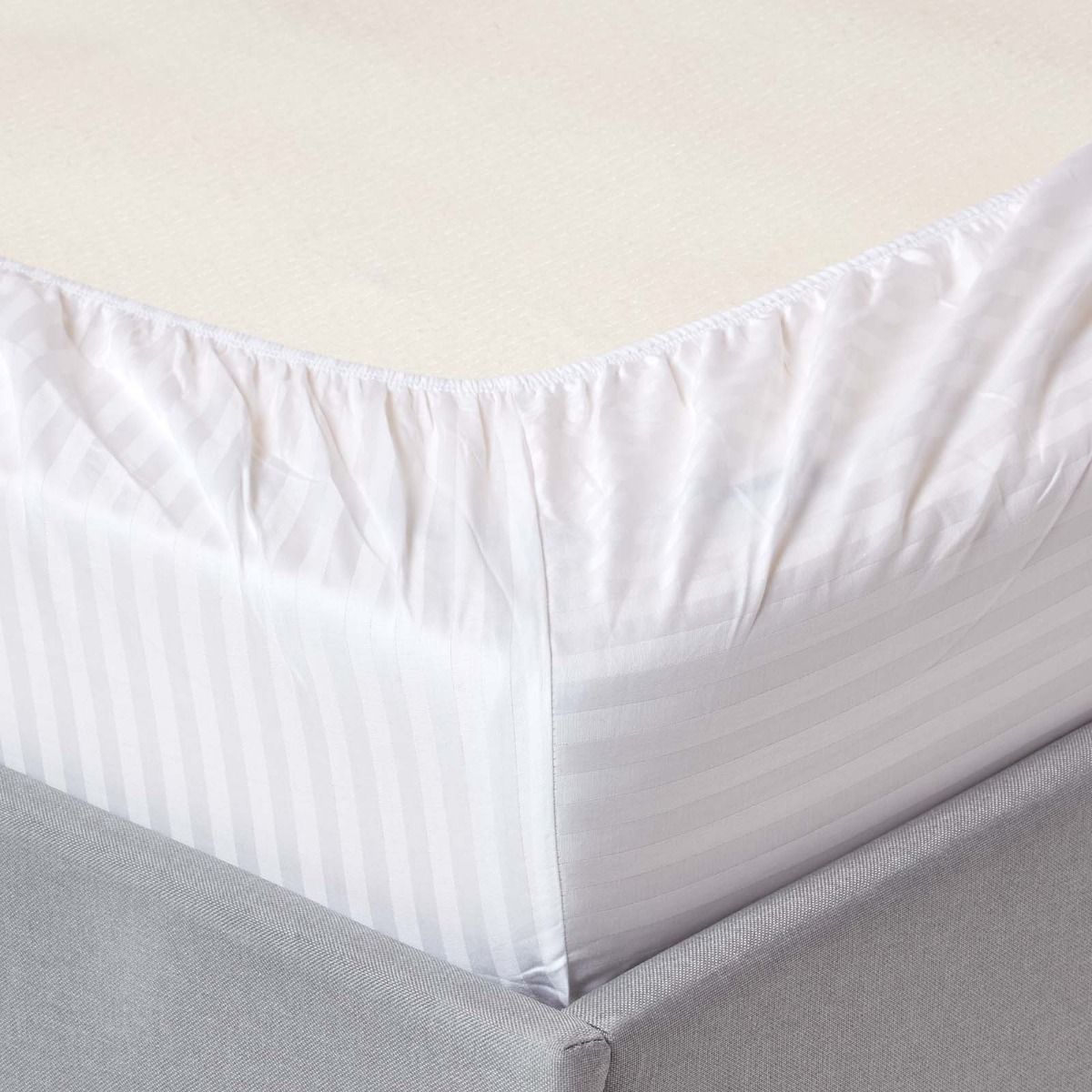 White Striped Fitted bedsheets, Size- 6 by 7