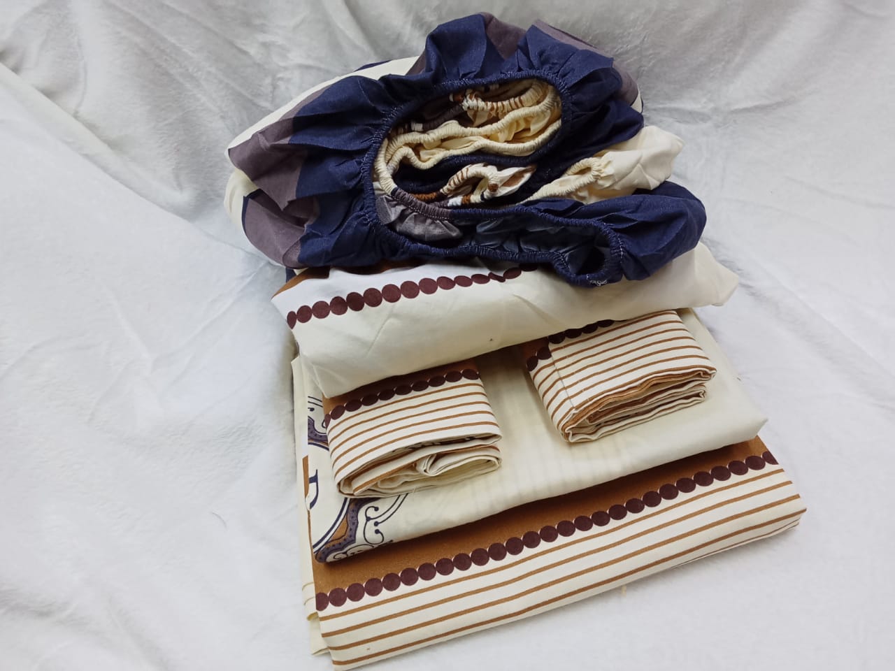 Cotton Bedsheets Set | 2 Flat Bedsheets, 1 Fitted Bedsheet, 2 Pillowcases | Size 6*7