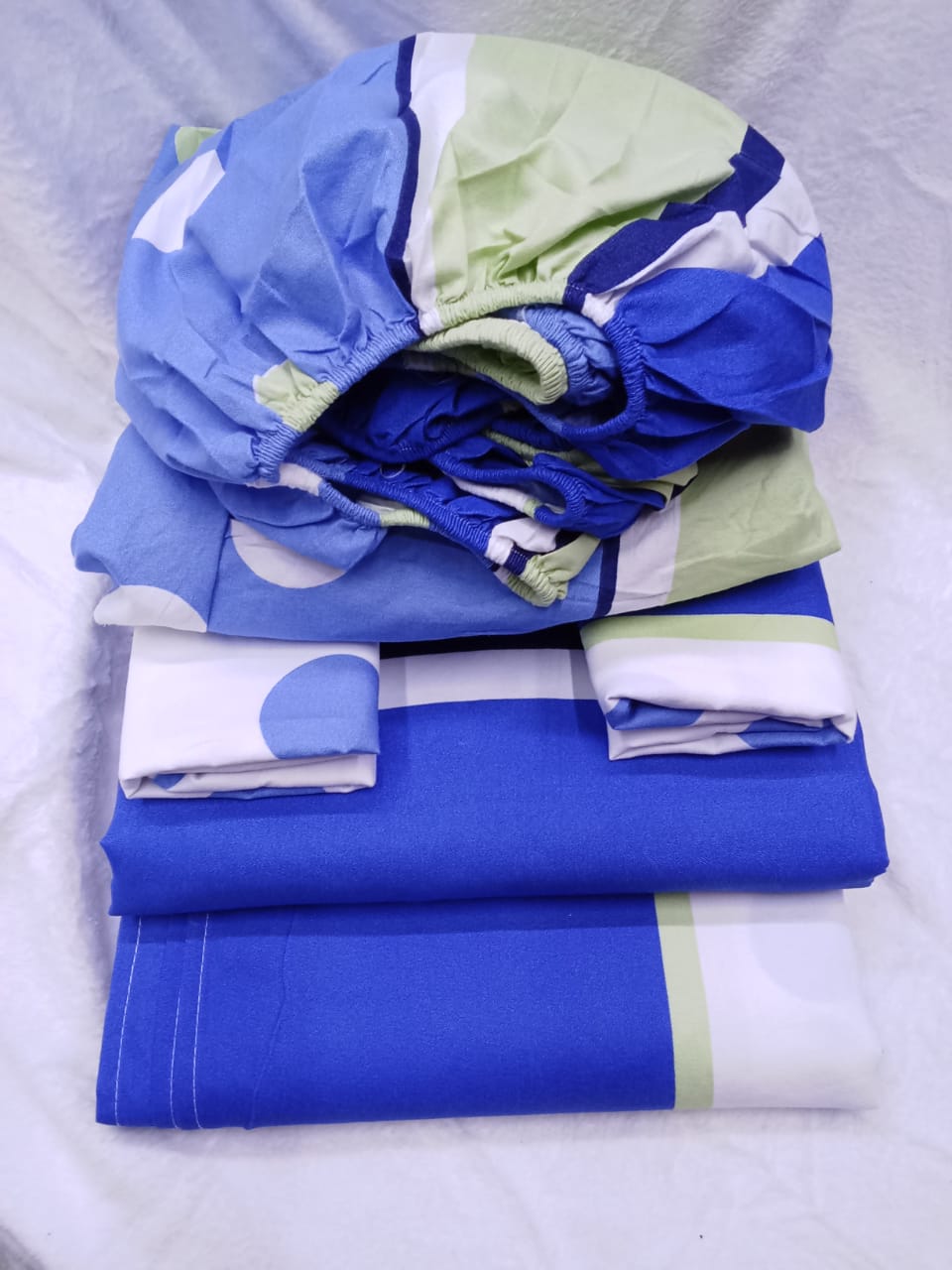 Cotton Bedsheets Set | 2 Flat Bedsheets, 1 Fitted Bedsheet, 2 Pillowcases | Size 6*7